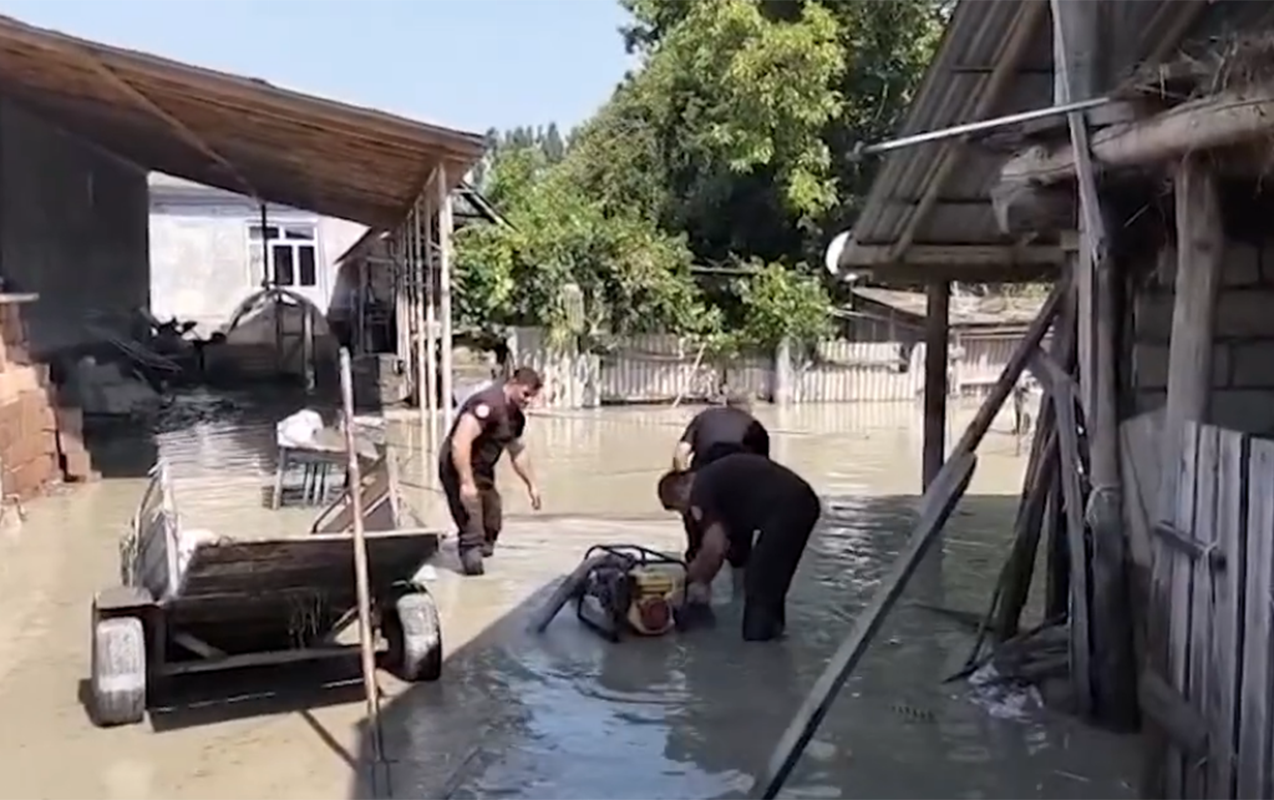 Balakəndə ərazilər yağış sularından təmizlənir
