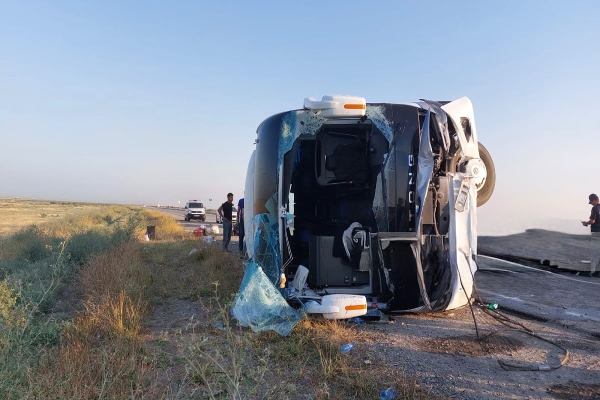 Hacıqabulda sərnişin avtobusu aşıb, <span class="text-danger">çoxsaylı xəsarət alan var</span>