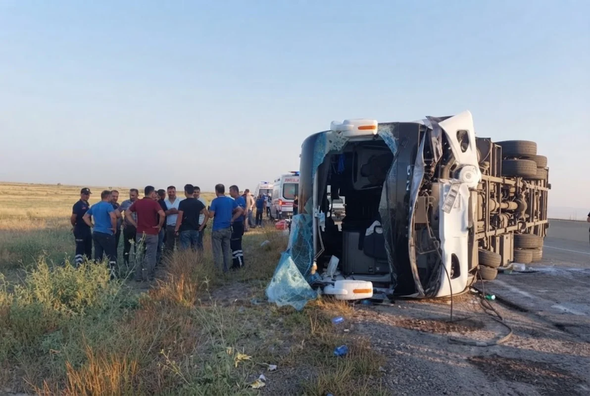 Bakı-Qazax yolunda ağır qəza: <span class="text-danger">Sərnişin avtobusu aşdı, yaralananlar var</span>