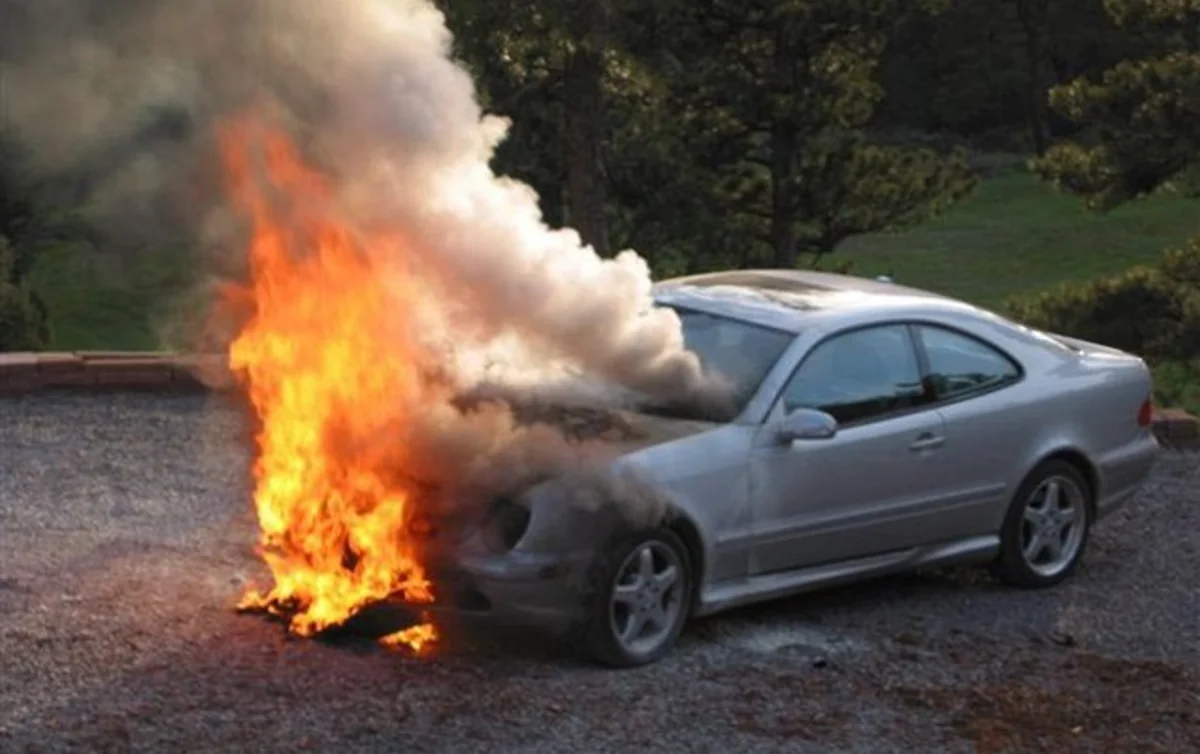 Ağdaşda <span class="text-danger">"Mercedes" yanıb kül oldu</span>