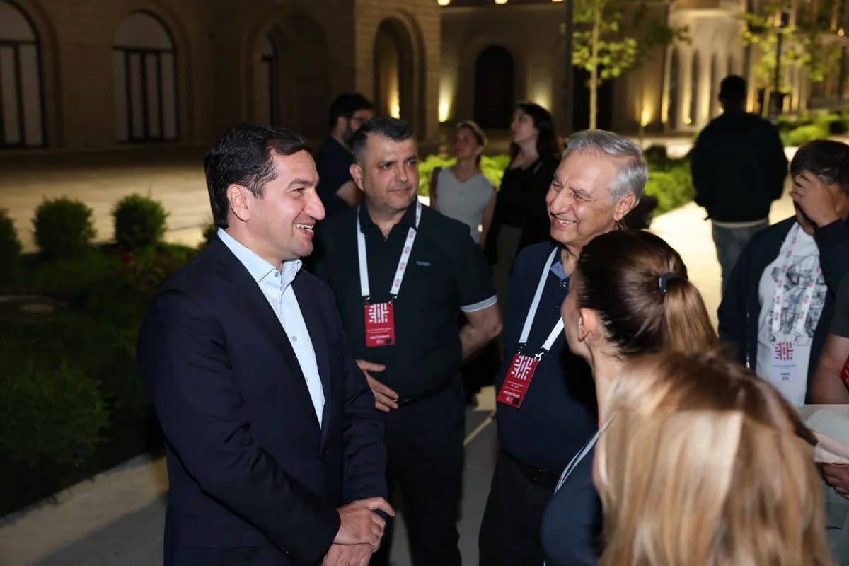 Hikmət Hacıyev IV Şuşa Qlobal Media Forumunun iştirakçıları ilə görüşüb