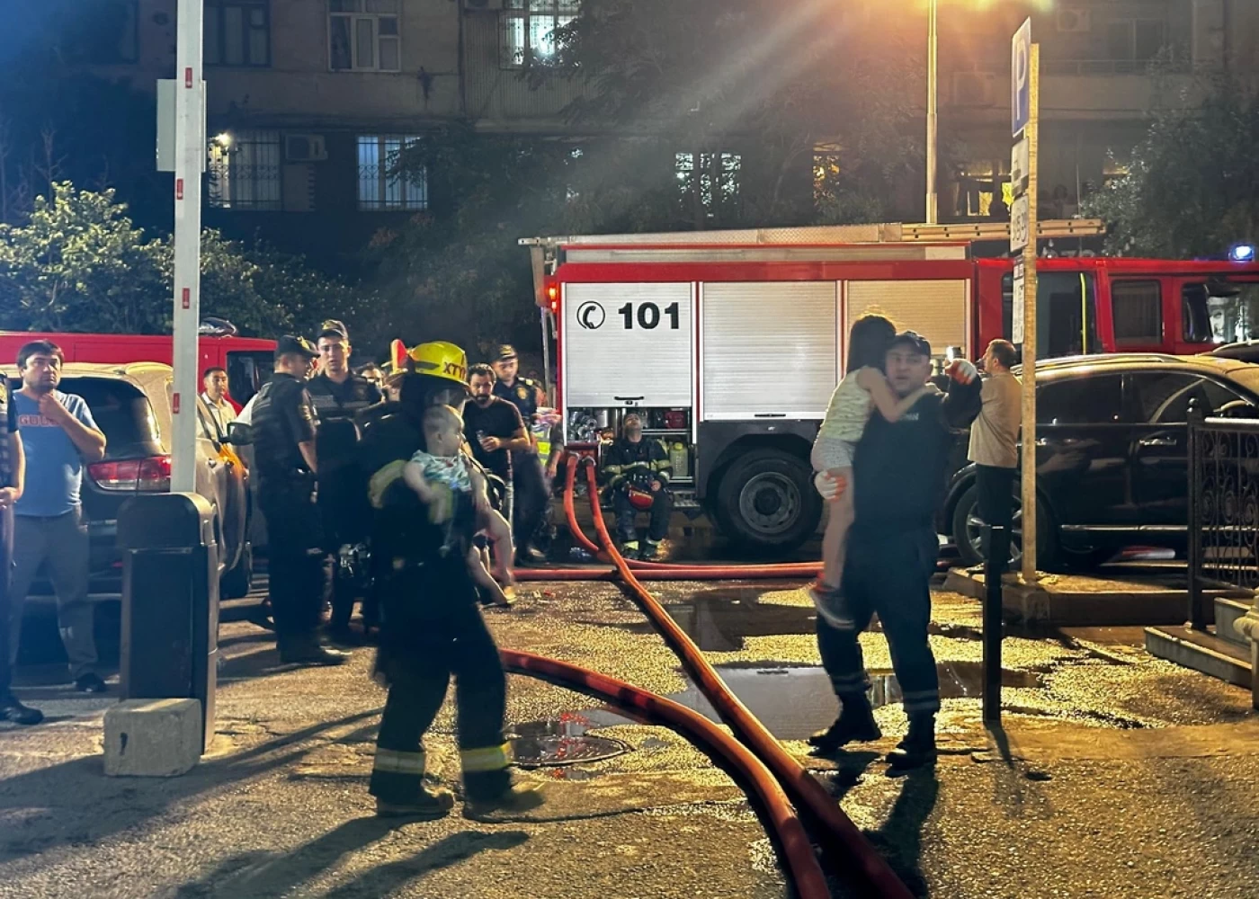 Nərimanovda çoxmərtəbəli binanın zirzəmisində yanğın - Sakinlər təxliyə olundu