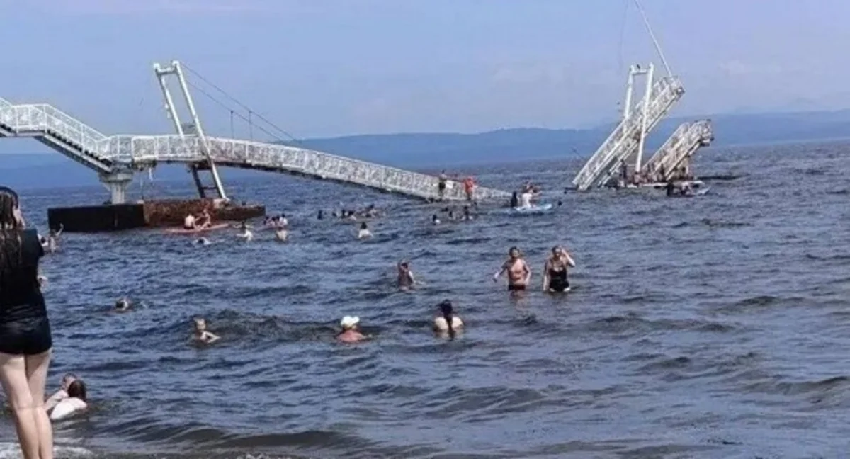 Rusiyada çimərlikdə üzərində uşaqların olduğu körpü uçub
