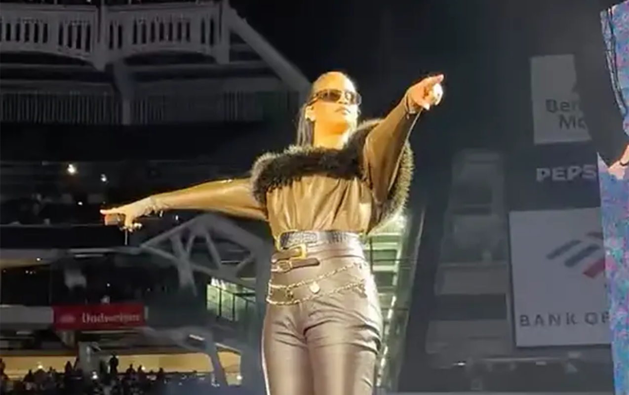 Rihanna illər sonra <span class="text-danger">səhnəyə qayıtdı</span>