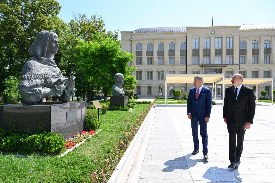 Prezidentlər Şuşada işğal dövründə güllələnmiş büstlərinə baxıblar - FOTO