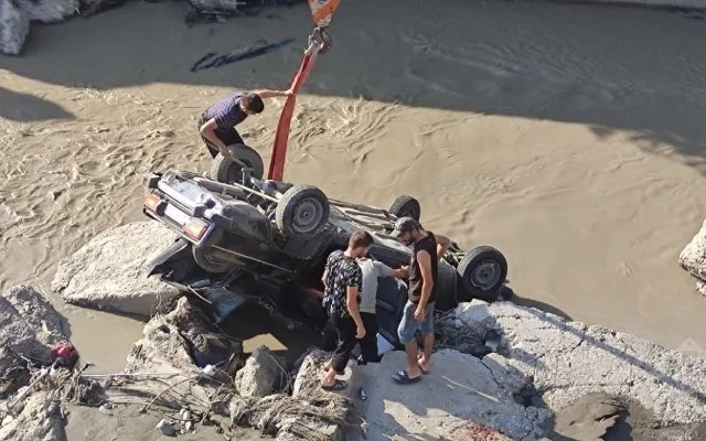 Xaçmazda avtomobil çaya düşdü - XƏSARƏT ALANLAR VAR