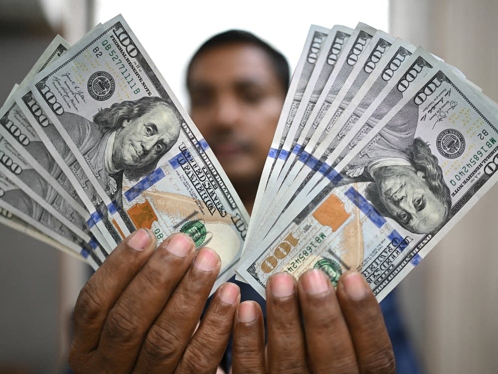 Dollar almaq istəyənlərin <span class="text-danger">DİQQƏTİNƏ</span>