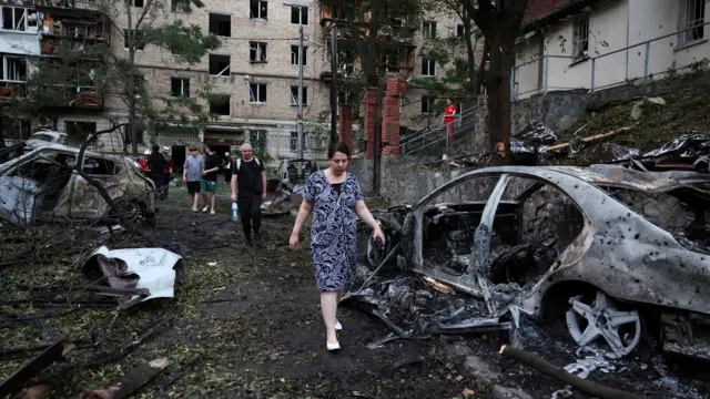 В результате ударов РФ по Украине <span class="text-danger">три человека погибли, десятки пострадали</span>