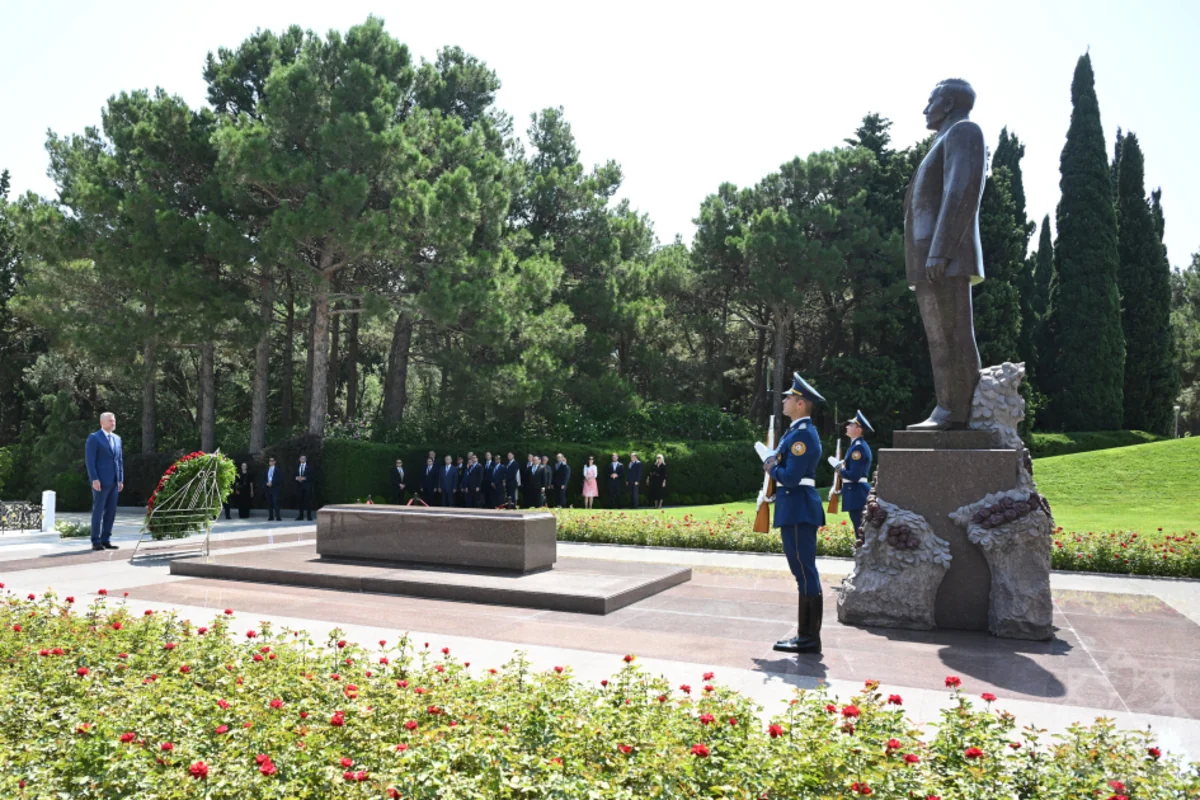 Slovak President visits grave of National Leader Heydar Aliyev at Alley of Honors - PHOTOS
