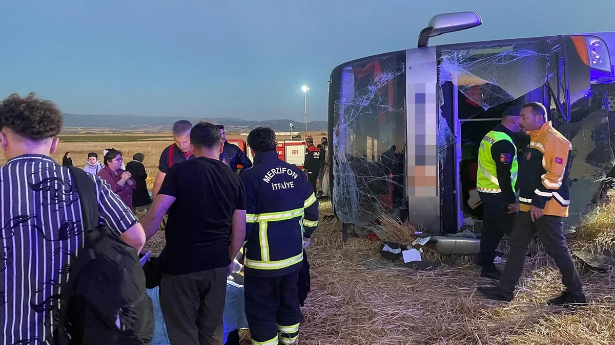 Amasyada ikimərtəbəli sərnişin avtobusu aşdı: <span class="text-danger">Əlliyə yaxın yaralı var</span>