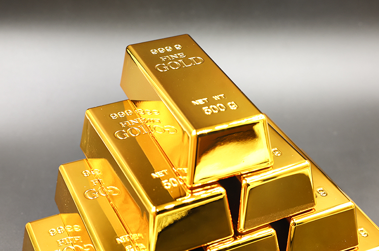 Gold drops below $4,000 again as Middle East tensions fuel inflation fears