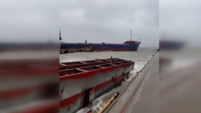 Türkiyədə fırtına yük gəmisini iki hissəyə böldü