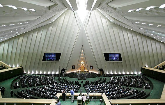 İran parlamentinin qarşısında atışma baş verdi