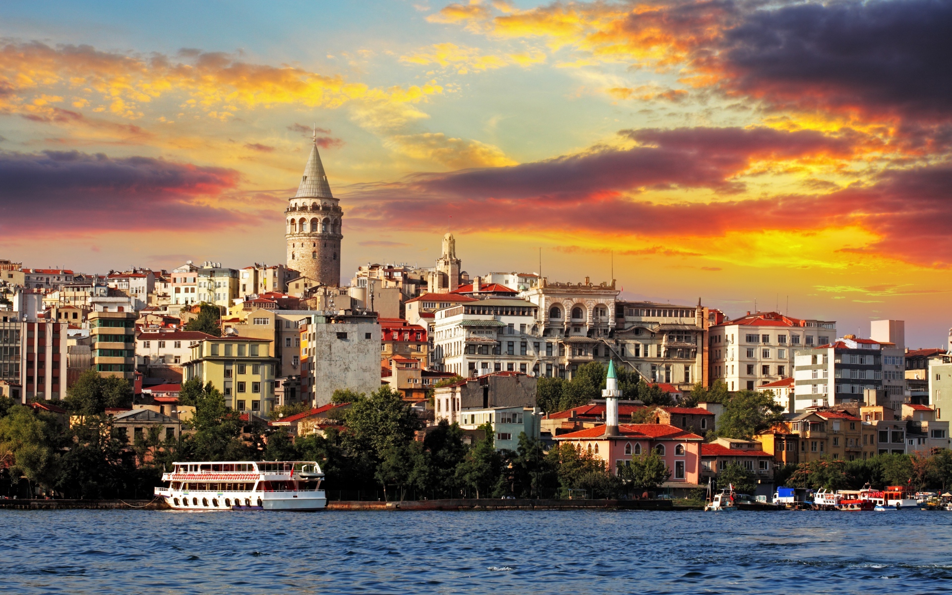 Türkiyədə zəlzələ: İstanbulda binaya zərər dəyib