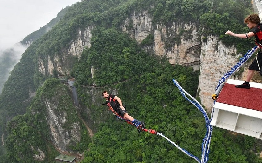 Tourist dies in leap from world's highest bungee jump