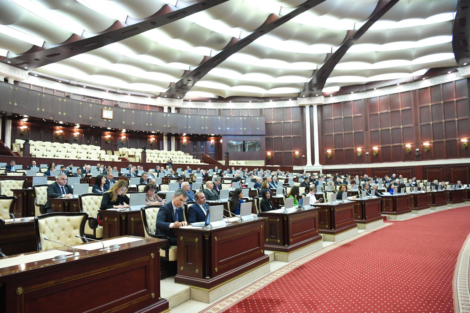 Milli Məclisin plenar iclası BAŞLADI – Baş nazir toplantıda iştirak edir