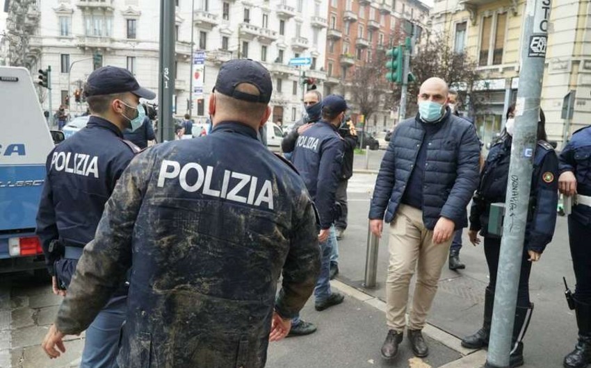 4 thieves rob bank in Milan through tunnel