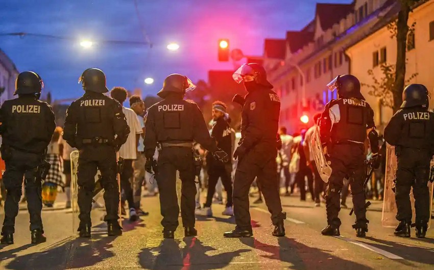 Almaniyada miqrantlarla toqquşmalarda 26 polis yaralanıb
