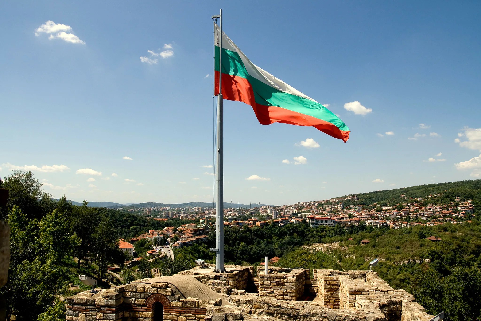 Болгария. Флаг Болгарии. Болгария София флаг. Болгария картинки. Болгария флаг на фоне гор.