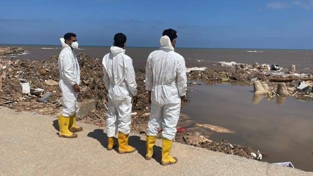 فرق الإنقاذ في ليبيا تواصل البحث عن المفقودين وانتشال جثث القتلى