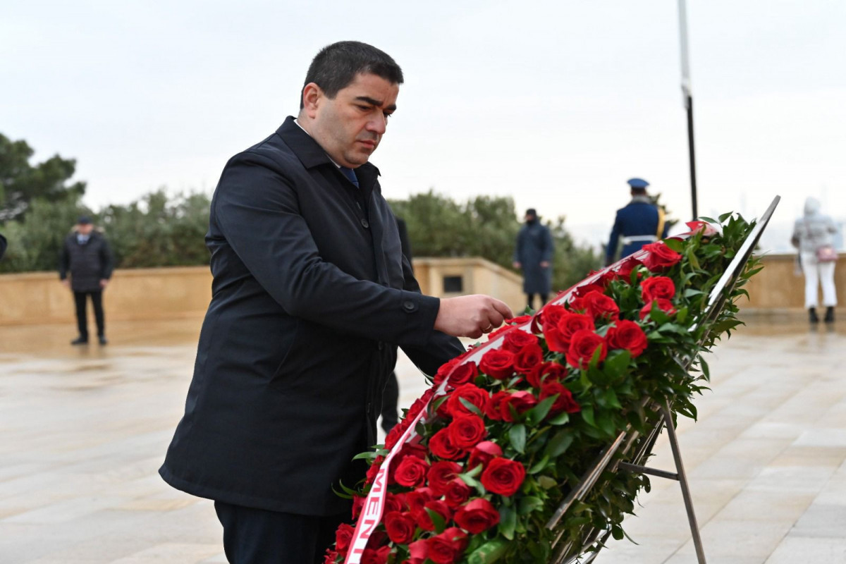 Chairman of Georgian Parliament pays respect to Azerbaijan’s Great Leader Heydar Aliyev