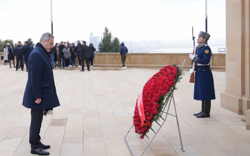 Turkish FM visits Alleys of Honor and Martyrs