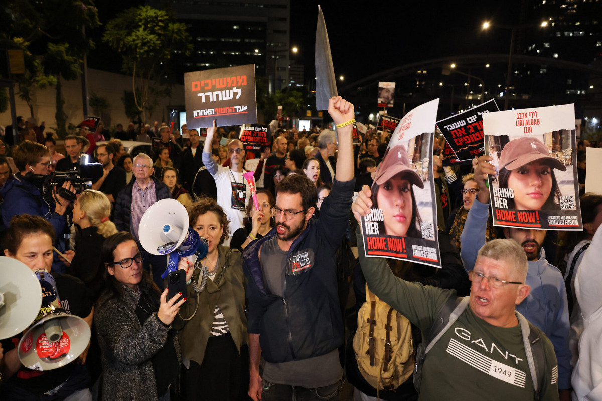 Hundreds protest in Tel Aviv after IDF mistakenly killed Israeli hostages