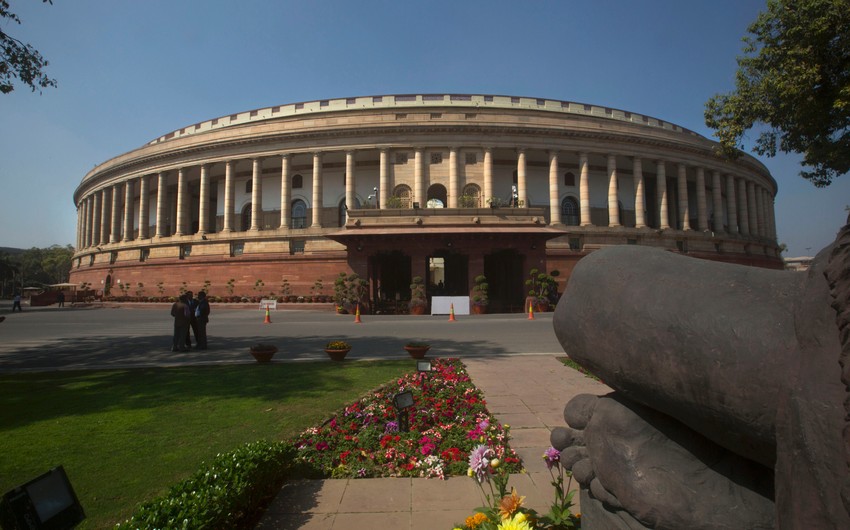 Hindistanda parlamentin 92 deputatı iclaslardan kənarlaşdırılıb