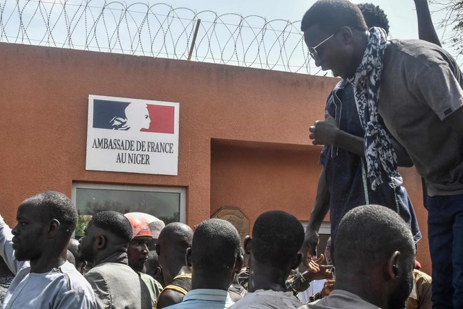 Fransanın Nigerdəki səfirliyini bağlayır
