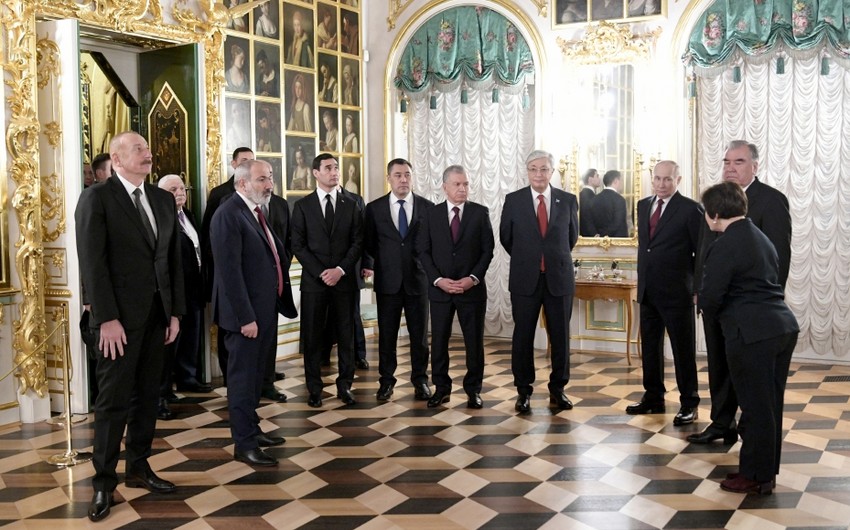 President Ilham Aliyev visits Grand Peterhof Palace in Saint Petersburg
