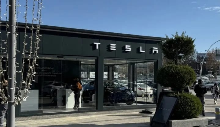 Tesla Ankarada mağazasını açıb