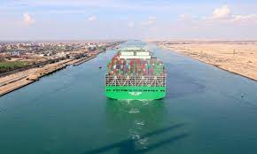 انخفاض حركة نقل البضائع عبر قناة السويس بنسبة 35%