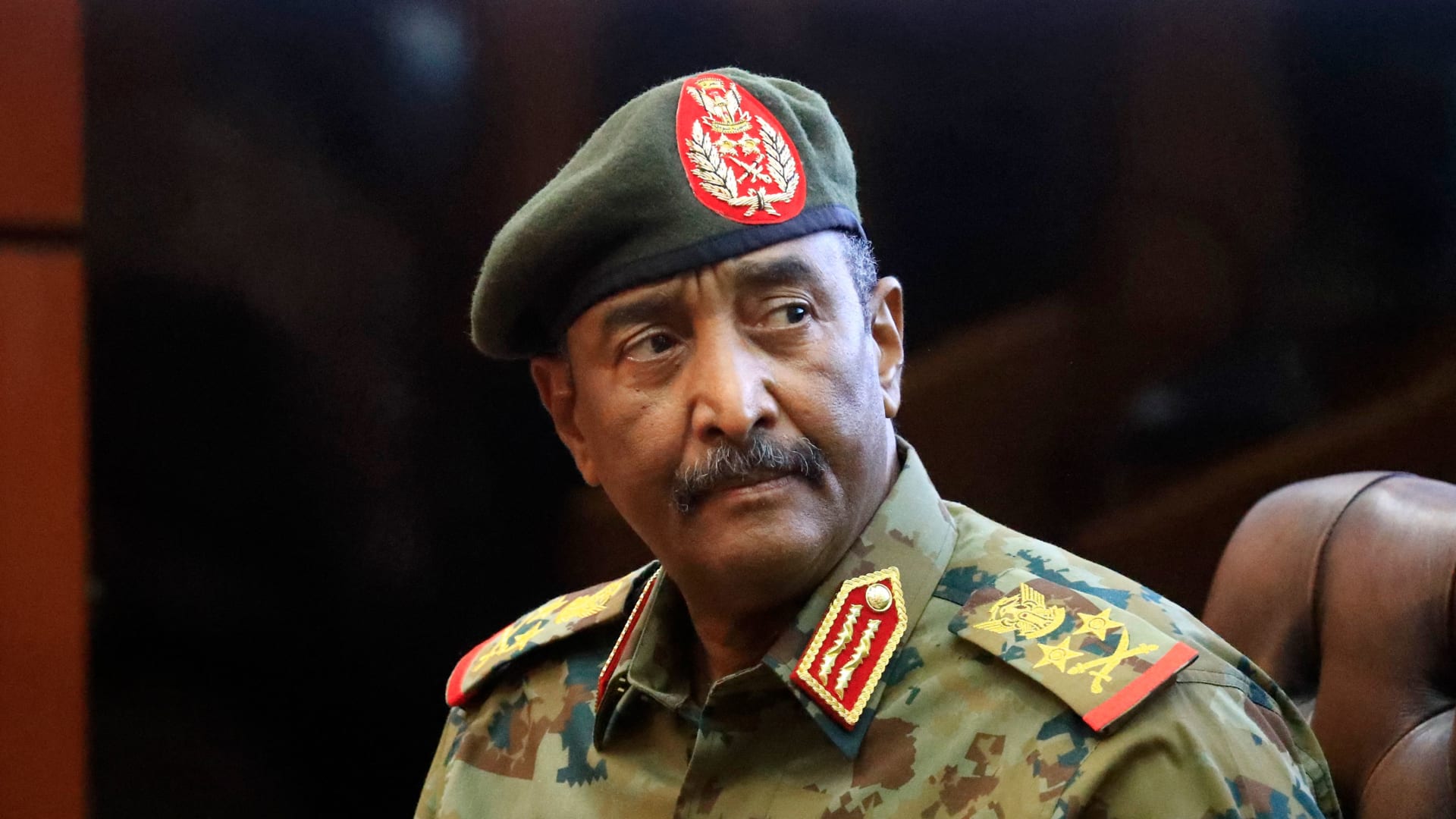 البرهان يستعرض مع مبعوث أممي الأوضاع في السودان