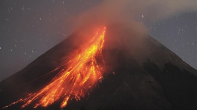 Vulkanlar bir-birinin ardınca püskürdü: Minlərlə insan sığınacaqlara axışdı