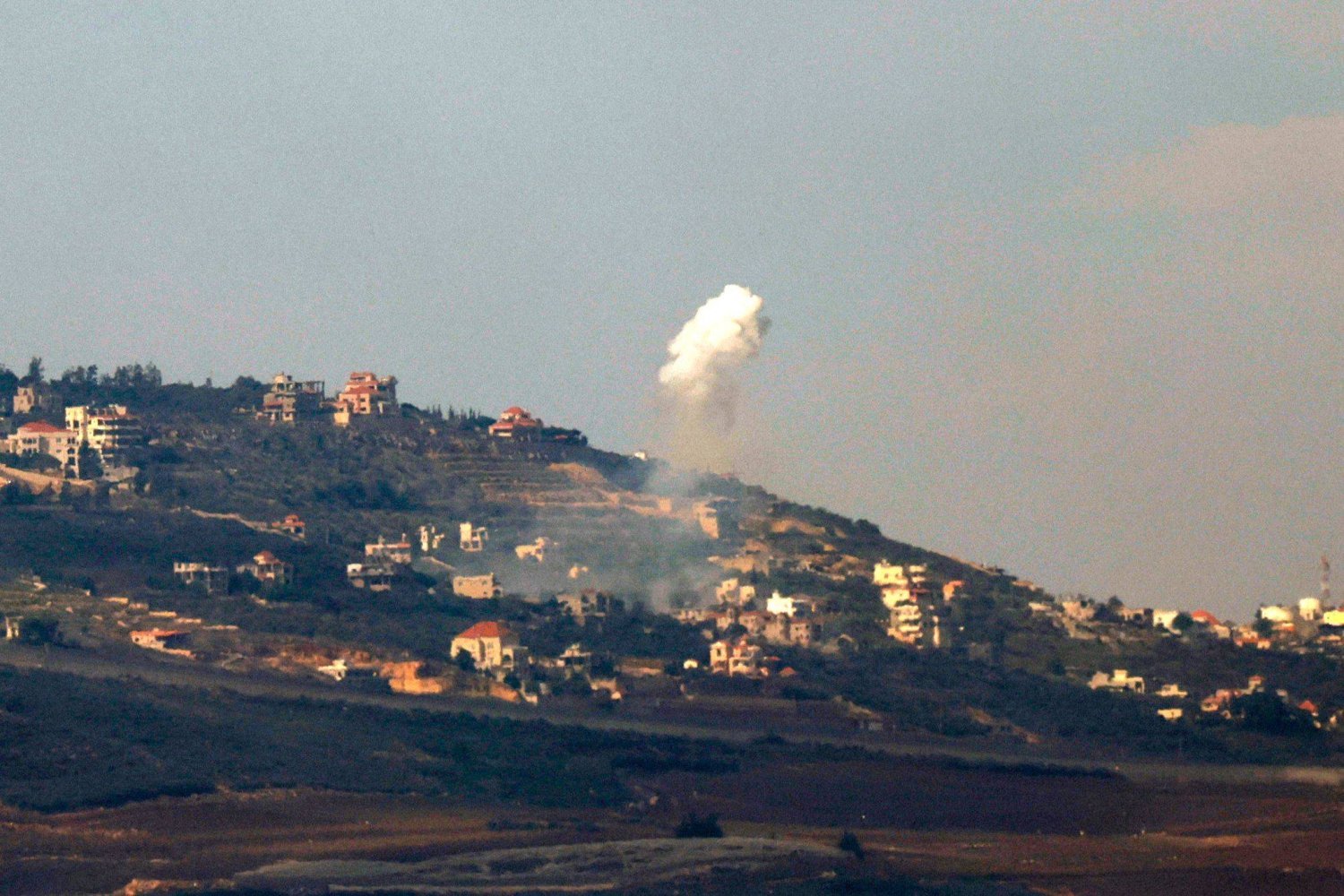 حزب الله يرد على الاغتيالات بقصف قاعدة ميرون الإسرائيلية