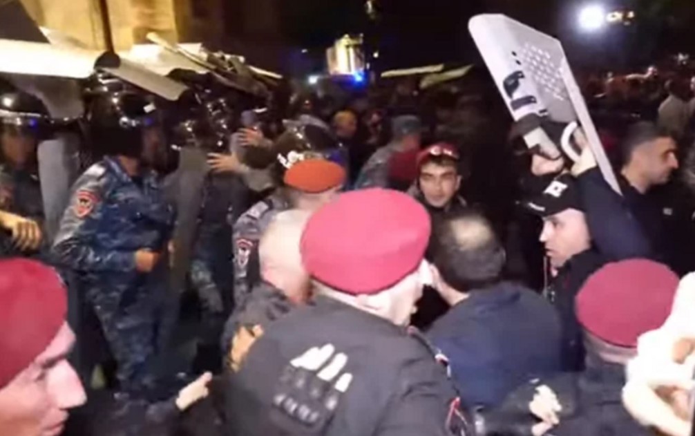 В Ереване начались столкновения манифестантов с полицией, есть задержанные