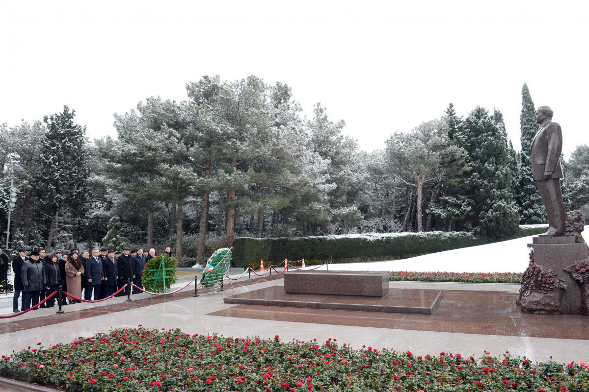 Delegation of Uzbekistan visited grave of National Leader Heydar Aliyev and Alley of Martyrs