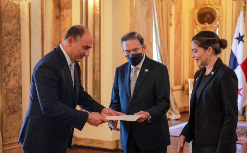Azerbaijan’s envoy presents his credentials to president of Panama