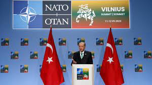 أردوغان يوقع وثيقة الموافقة على انضمام السويد إلى حلف شمال الأطلسي