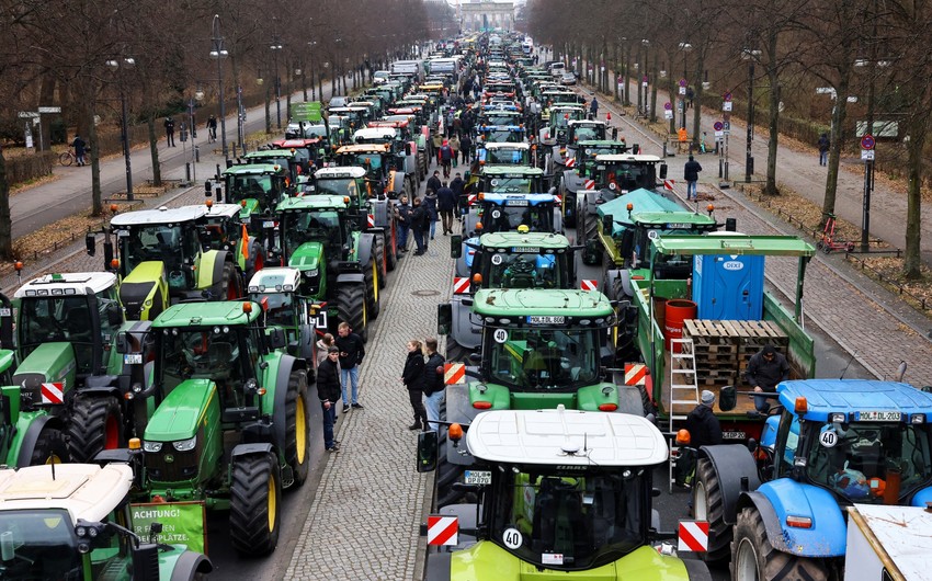 Berlində fermerlər 250 traktorla etiraz aksiyasına çıxıblar