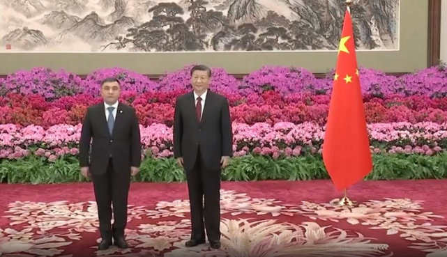 Azerbaijani ambassador presents credentials to Chinese leader