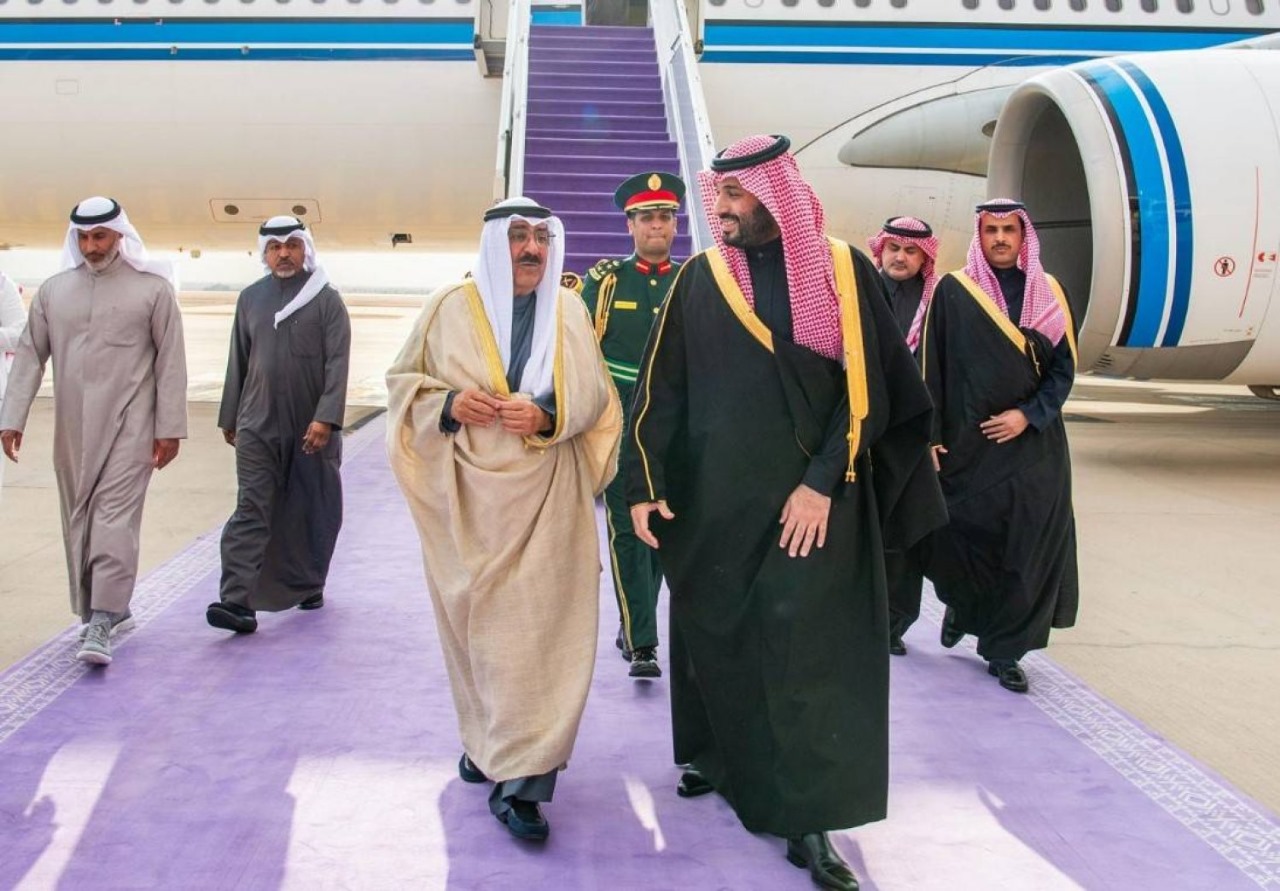 ولي العهد السعودي يستقبل أمير الكويت في أولى زياراته الخارجية