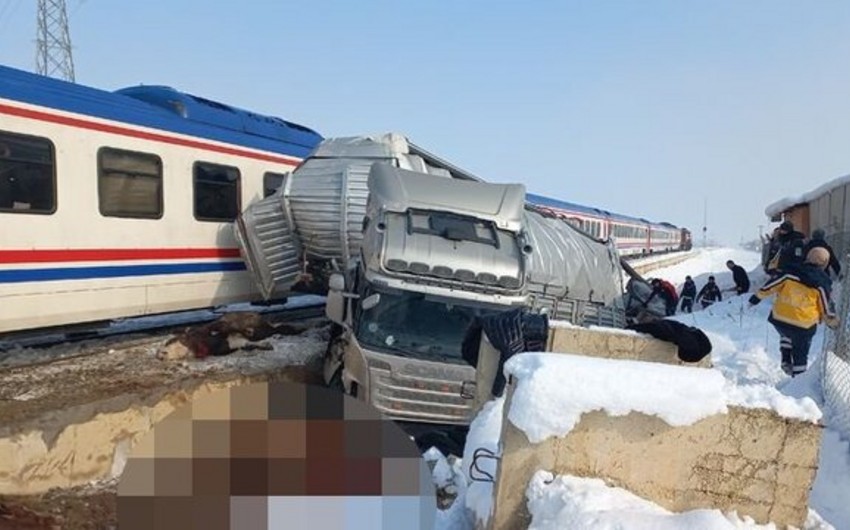 Truck collides with train in Türkiye, 2 killed, 3 injured