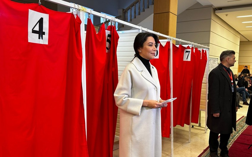 Омбудсмен Сабина Алиева проголосовала на внеочередных президентских выборах