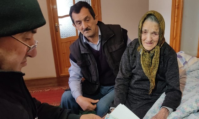 Oğuzda 102 yaşlı seçici səs verdi – FOTO