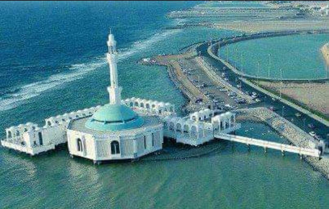 دبي تحتضن أول مسجد عائم بالعالم