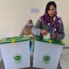 الباكستانيون يدلون بأصواتهم في الانتخابات ونواز شريف الأوفر حظا