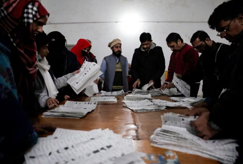 Early Pakistan vote results show Sharif has the edge