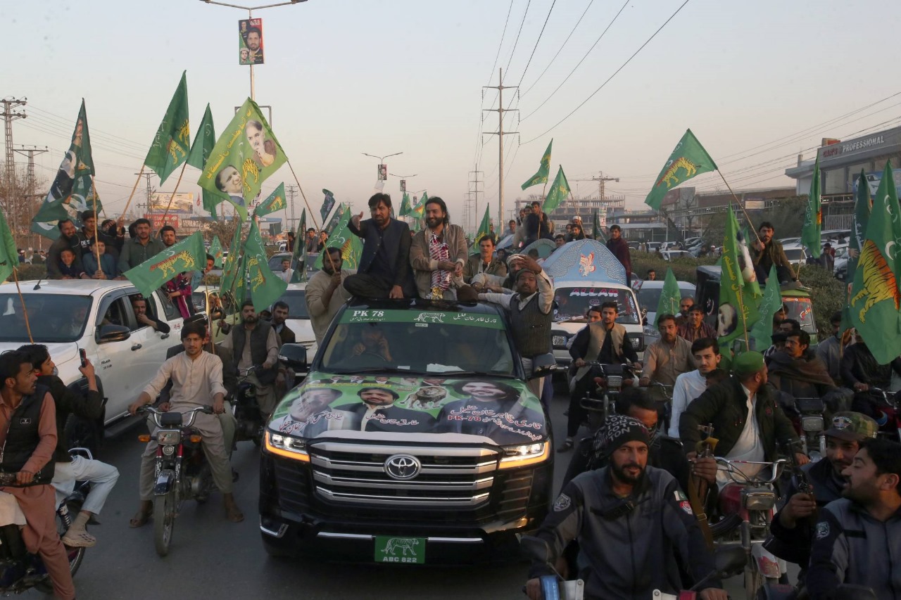 أنصار عمران خان يتظاهرون ضد تزوير الانتخابات