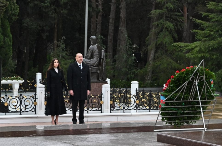 President Ilham Aliyev pays respect to National Leader Heydar Aliyev